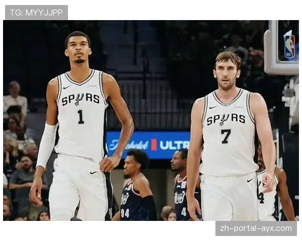 马刺主场致敬退役球衣的帕克，文班亚马赛中与其拥抱