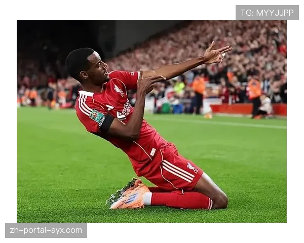 第28分钟埃基蒂克无对抗倒地，疑似跟腱断裂被萨拉赫换下